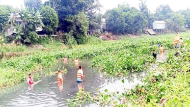 গজারিয়ায় কাজলী নদী বাঁচাতে স্বেচ্ছাশ্রমে পরিষ্কার