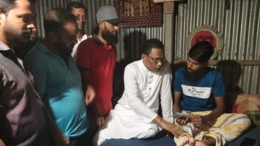 বৈষম্যবিরোধী আন্দোলনে আহত রিক্সাচালকের পাশে স্বেচ্ছাসেবক দলের আহ্বায়ক