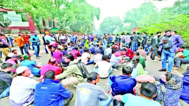 পুনর্বহালের দাবিতে চাকরিচ্যুত পুলিশ সদস্যদের বিক্ষোভ