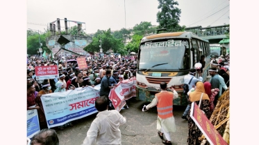 শাহবাগে অবস্থান কর্মসূচি পালন করছে কর্মচারীরা 