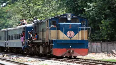 লক্ষ কোটি টাকা বিনিয়োগের পরও মেয়াদোত্তীর্ণ ইঞ্জিনে চলছে রেল