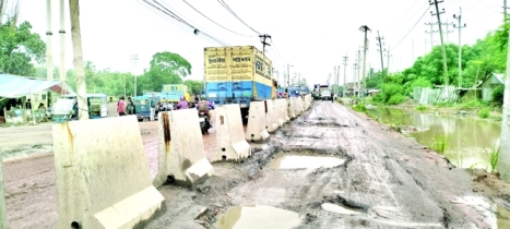 খানাখন্দে ভরা সড়কে ঝুঁকি নিয়ে চলাচল