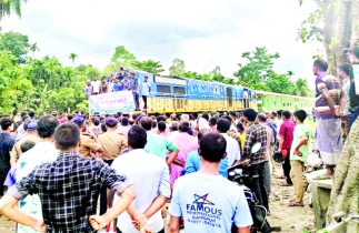 যাত্রা বিরতির দাবিতে কুড়িগ্রাম এক্সপ্রেস ট্রেন অবরোধ