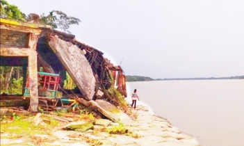 বিষখালী নদীতে হঠাৎ ভাঙন,  বিলীন ৩ দোকান,  ঝুঁকিতে স্কুল