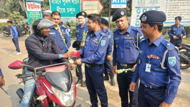 হেলমেট পরিহিত মোটরসাইকেল চালকদের পুলিশ সুপারের ফুলেল শুভেচ্ছা