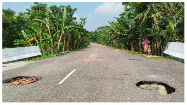 বরিশাল - বাউফল আঞ্চলিক সড়কে বড় বড় গর্ত 