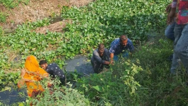 বিএনপির দুই নেতাকে পানিতে চুবালো গ্রামবাসী