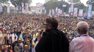 ভারত হাসিনাকে আশ্রয় দিয়ে হজম করতে পারছে না, আবার বমি করতেও পারছে না