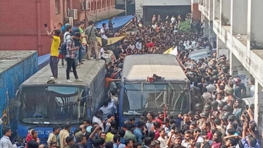 চিন্ময় কৃষ্ণকে বহন করা প্রিজন ভ্যান আটকে দিল ভক্ত-অনুসারীরা