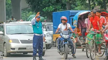 ট্রাফিক পুলিশ সদস্যরা রোজা রেখে মানুষকে গন্তব্যে পৌঁছাতে রাস্তায় সারেন ইফতার