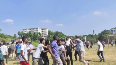 খেলার মাঠে হামলা,বিচার দাবি কুবি ফার্মেসি বিভাগের 