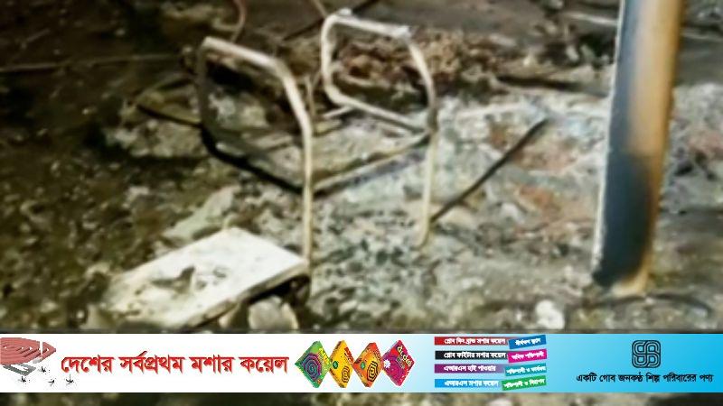 মধ্যরাতে এজলাস কক্ষে আগুন