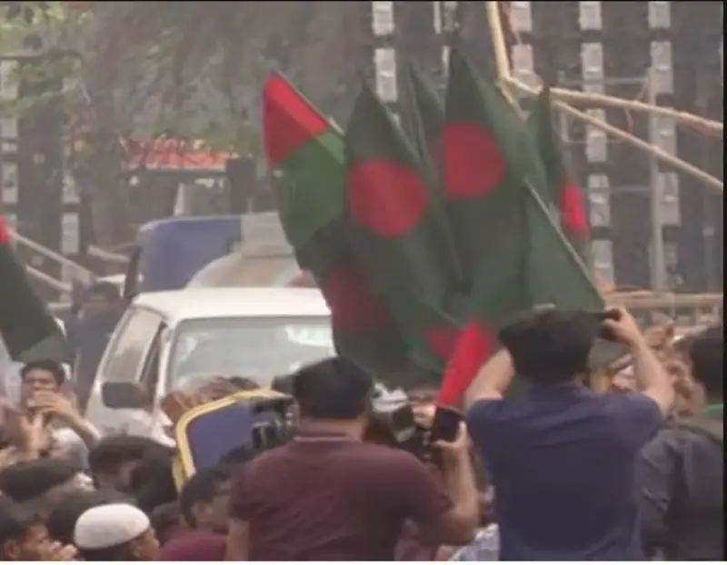 মিছিল নিয়ে মানিক মিয়া এভিনিউতে আসতে শুরু করেছে ছাত্রজনতা