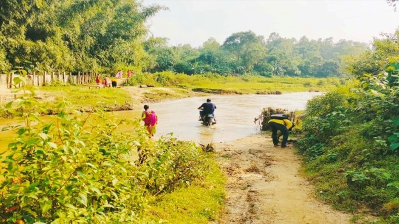 আমাগোর দুঃখ কেউ দেহে না