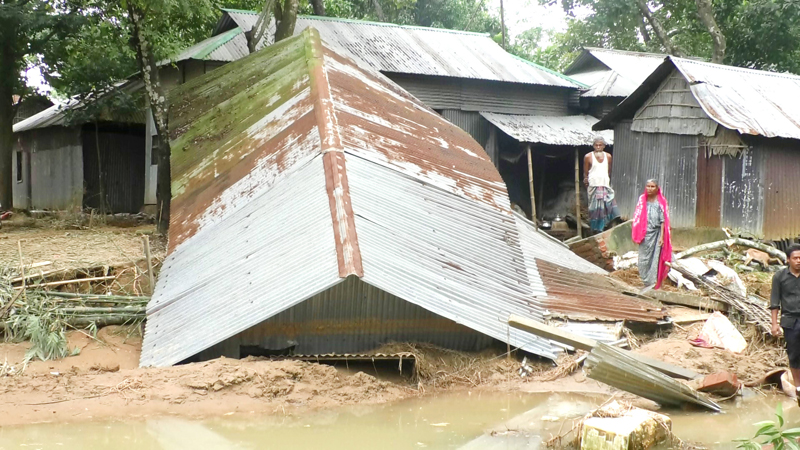 ‘ঢলে ঘর ধইসা গেছে মাথা গোঁজার ঠাঁই নাই’