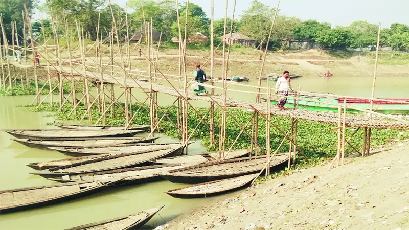 নড়বড়ে সাঁকোই পারাপারের ভরসা