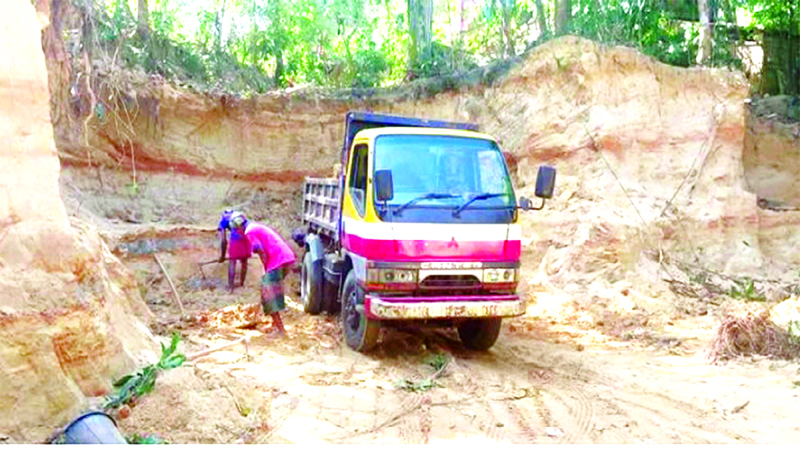 উখিয়ায় পাহাড় কাটছে ইউপি সদস্য