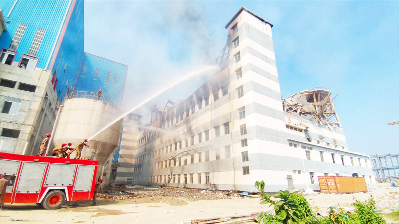 সোনারগাঁয়ে টিস্যু পেপার কারখানায় আগুন