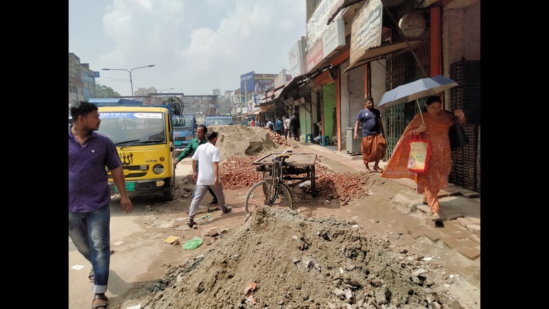 লাইনের পাইপ স্থাপনের পর চলছে রাস্তা মেরামতের কাজ