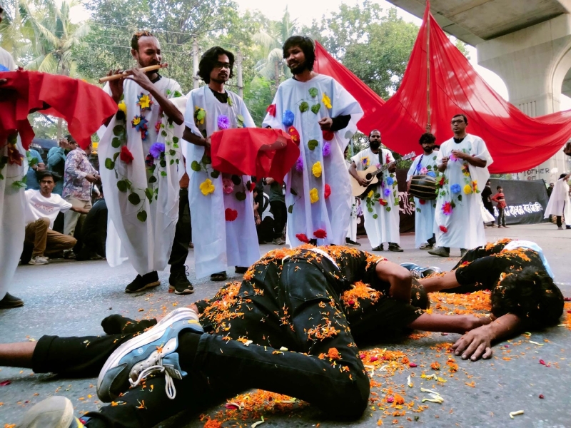 রাজপথে নামলো গণঅভ্যুথানের সাক্ষ্যবহ পরিবেশনা ‘লাল মজলুম’