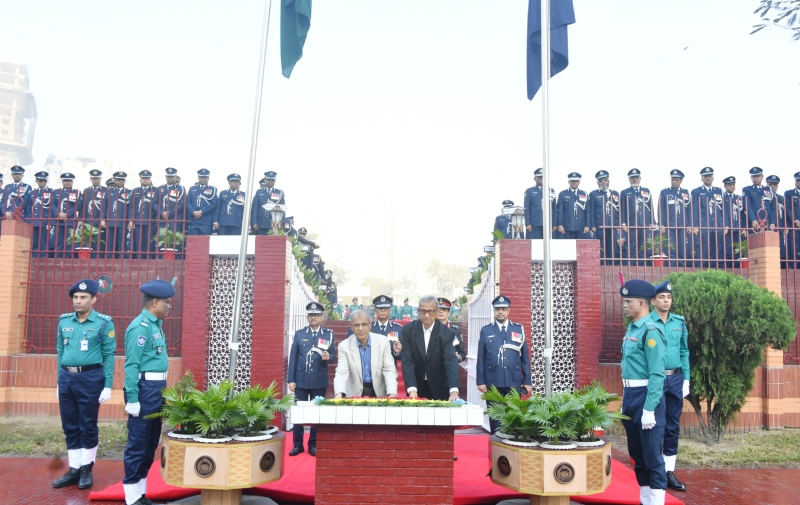 রাজারবাগ পুলিশ স্মৃতিসৌধে স্বরাষ্ট্র উপদেষ্টা, প্রধান উপদেষ্টার বিশেষ সহকারী ও আইজিপির শ্রদ্ধা