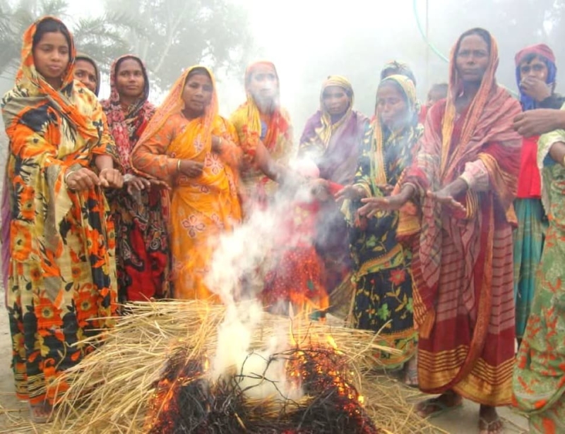 বাতাসে মনে হচ্ছে বরফ ঝরছে!