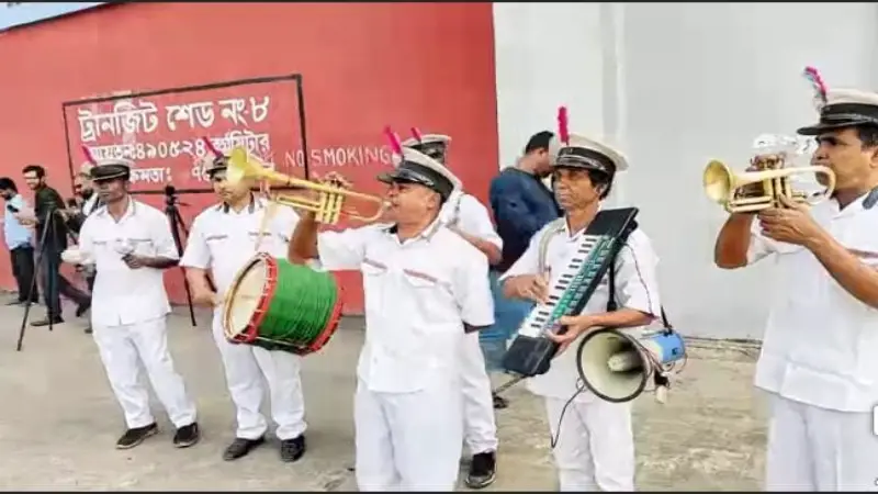 মংলা বন্দরে ভীড়ল পাকিস্তানি জাহাজ, বাজল বিয়ের সানাই!