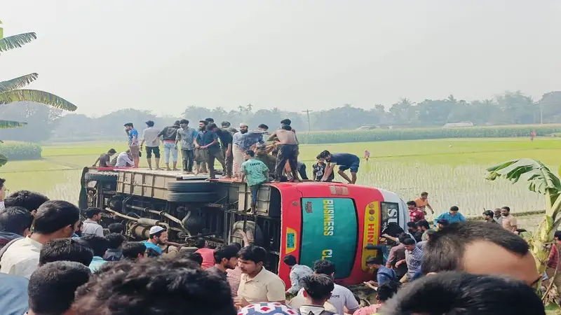 নিয়ন্ত্রণ হারিয়ে উল্টে গেল ইবি শিক্ষার্থীবাহী বাস, আহত ২০