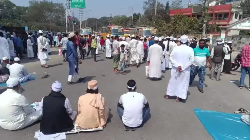 প্রশাসনের আশ্বাসে কুমিল্লা-সিলেট মহাসড়ক থেকে অবরোধ তুলে নিলেন আলেম-ওলামারা