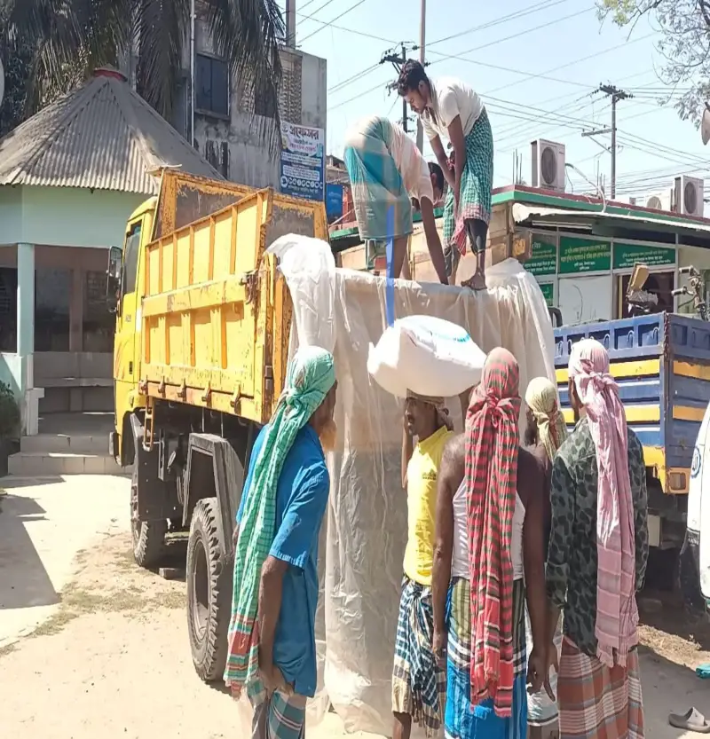 বালুর ট্রাকে মিললো ১৭০ বস্তা ভারতীয় চিনি ও সোয়া লাখ ব্লেড