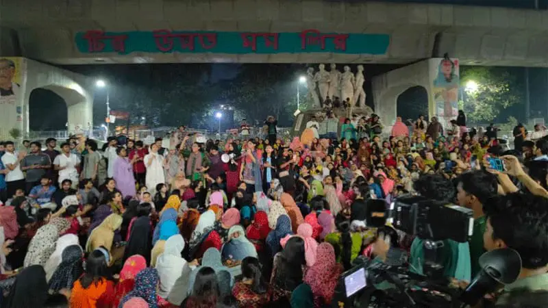 রাতেও রাজপথে শিক্ষার্থীরা, নারীর নিরাপত্তা নিশ্চিতের দাবি