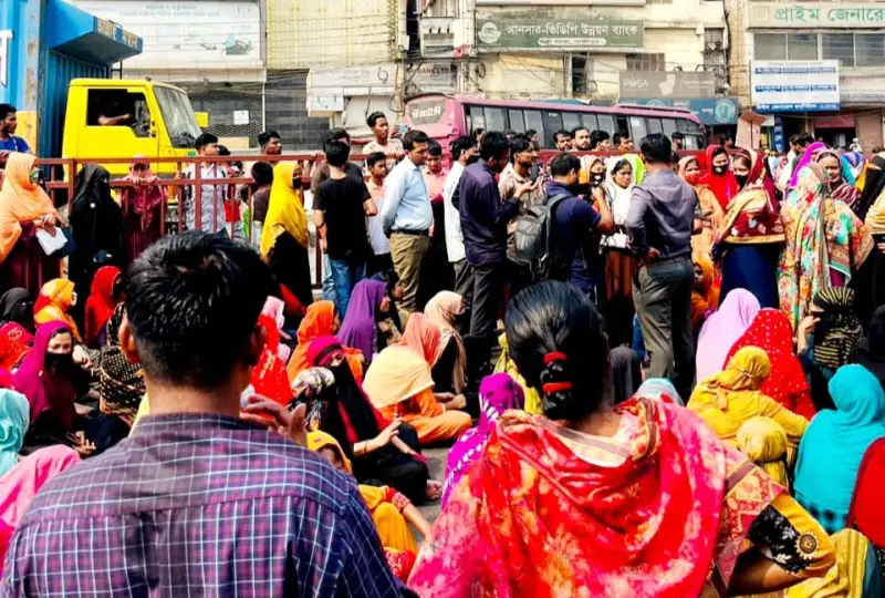 টঙ্গীতে গার্মেন্টস শ্রমিকদের ঢাকা ময়মনসিংহ মহাসড়ক অবরোধ 