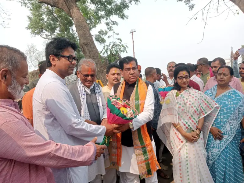 বাংলাদেশি ব্যবসায়ীদের ফল-মিষ্টি দিলেন আগরতলা পৌরসভার মেয়র