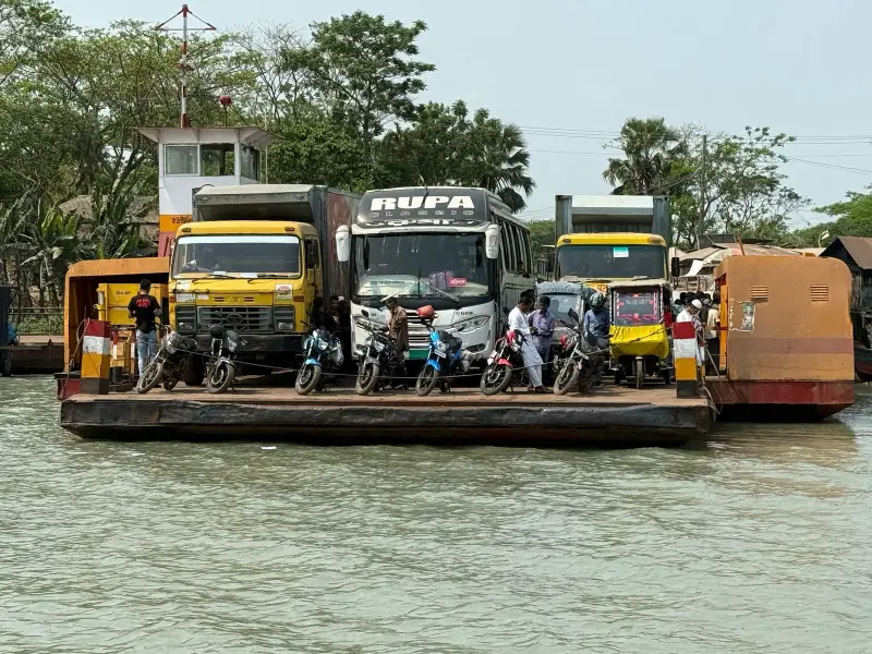 বাউফলের বগা ফেরিঃ দুর্ভোগের শিকার ১৫ লাখ মানুষ!