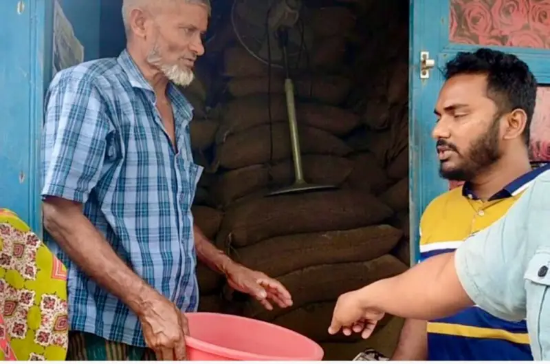 ত্রিশ কেজিতে দুই কেজি কমঃ বালতিতে মেপে বিক্রি হচ্ছে সরকারি চাল!