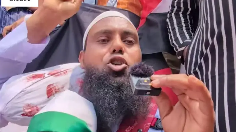ছেলে নিয়ে যুদ্ধে যেতে পাসপোর্ট হাতে মার্চ ফর গাজা’য় উপস্থিত বাবা