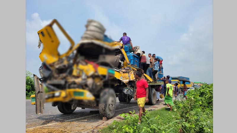 গরু বোঝাই ট্রাক উল্টে ব্যবসায়ীসহ নিহত দুই 