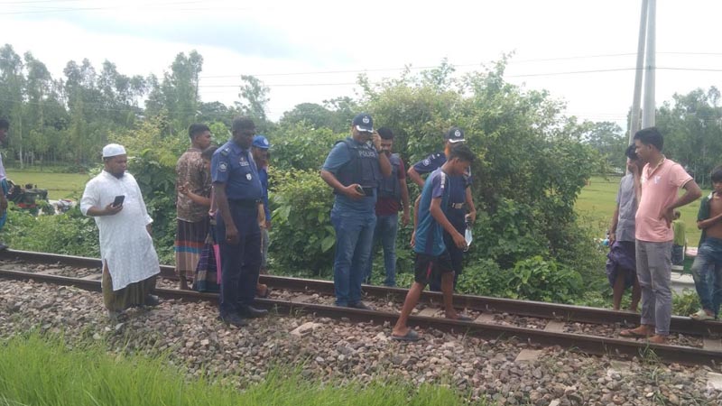 নরসিংদীতে ট্রেনে কাটা পড়ে ৫ জনের মৃত্যু