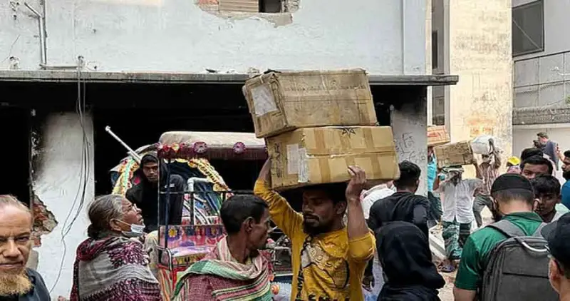 শুক্রবারও ৩২ নম্বরের বাড়িতে চলছে ভাঙচুর