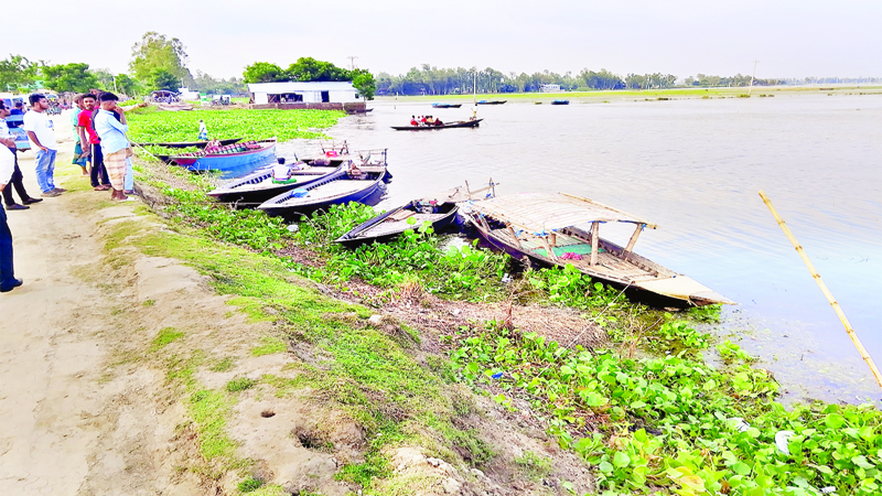 সন্ধ্যায় বিদ্যুতের আলোয় ঝলকে ওঠে প্রতিটি বাড়ি