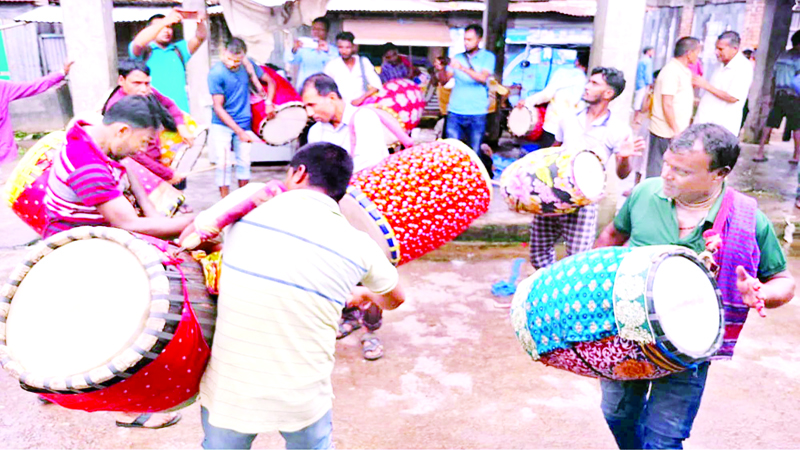 পাঁচশ’ বছরের ঢাকিঢুলির হাট, বিক্রি হন বাদ্যযন্ত্রীরা