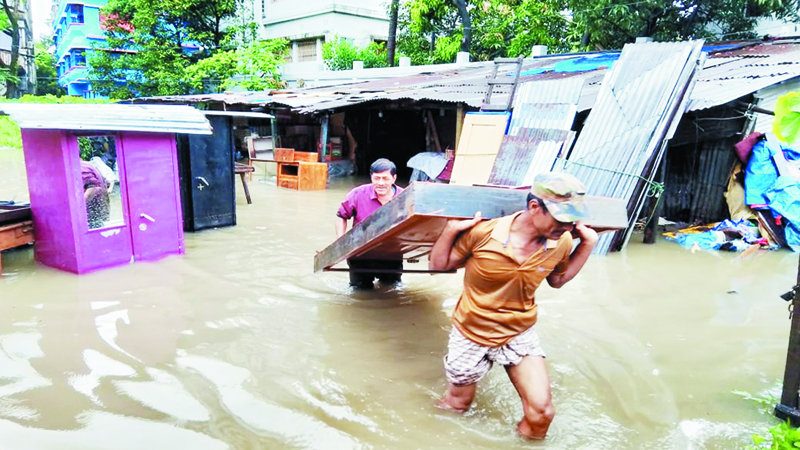 কক্সবাজারে পানিবন্দি ৪ লাখ মানুষ ॥ ৩শ’ গ্রাম প্লাবিত