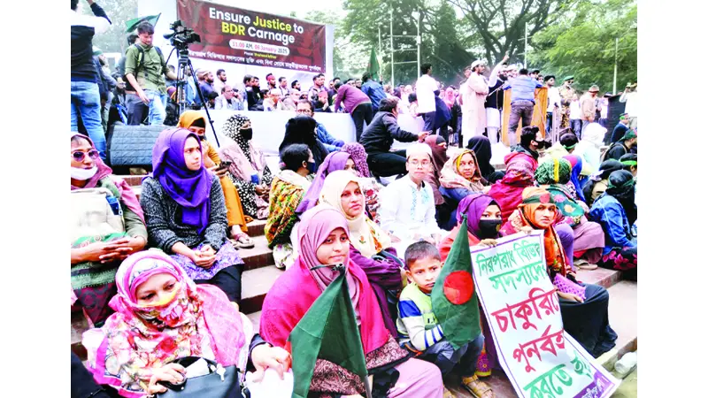 জওয়ানদের মুক্তির দাবিতে পদযাত্রায় পুলিশের বাধা যমুনায় স্মারকলিপি