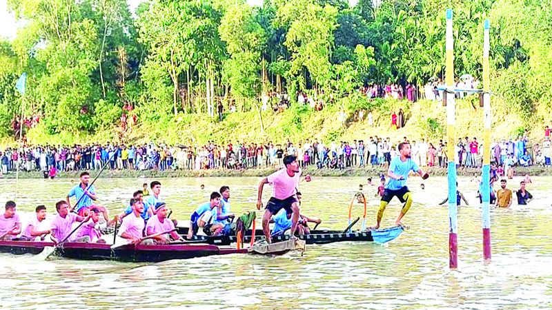 কক্সবাজারে ঐতিহ্যবাহী নৌকা বাইচ অনুষ্ঠিত