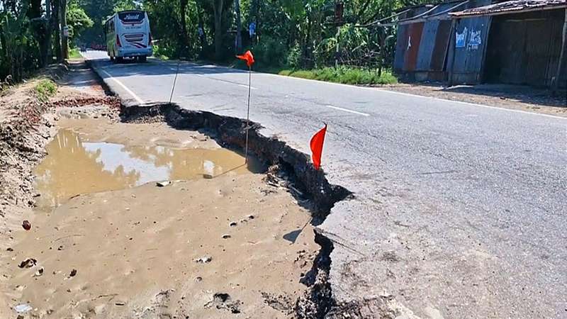 খানাখন্দে ভরা ২৪ কিমি ঢাকা-বরিশাল  মহাসড়ক