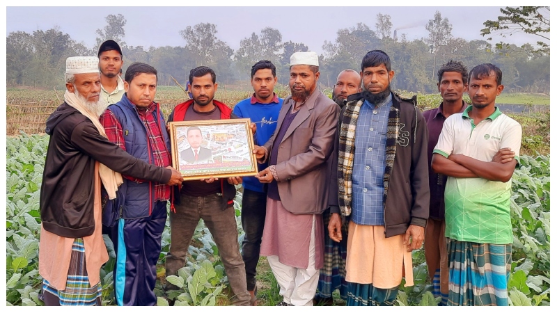 কৃষি নিয়ে সংবাদ করায় সাংবাদিক মামুন চৌধুরীকে কৃষকদের সম্মাননা