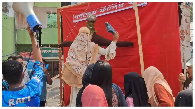 আছিয়ার ধর্ষককে জনসম্মুখে প্রতীকী ফাঁসি দেওয়া হয়