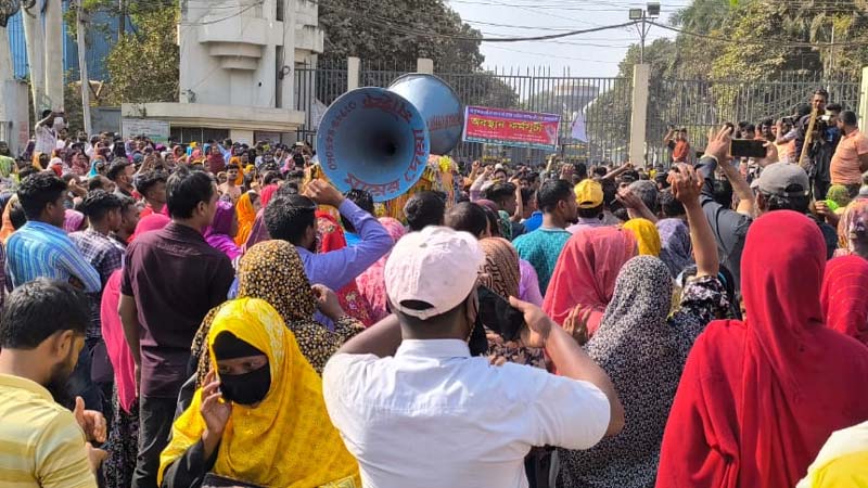 আশুলিয়ায় ফের বকেয়ার দাবিতে বিক্ষোভ