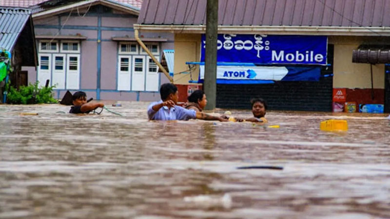 এক হেলিকপ্টার থেকে ত্রাণ,  অন্য হেলিকপ্টার থেকে গুলি! 