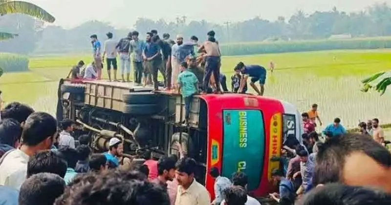 কুষ্টিয়ায় ইসলামী বিশ্ববিদ্যালয়ের শিক্ষার্থী বহনকারী বাস উল্টে আহত ১৫